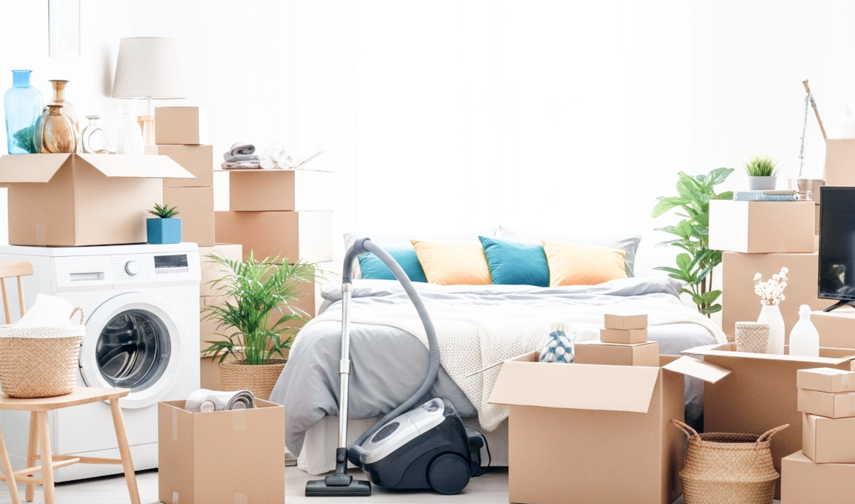 Couple heureux emménageant dans une nouvelle maison